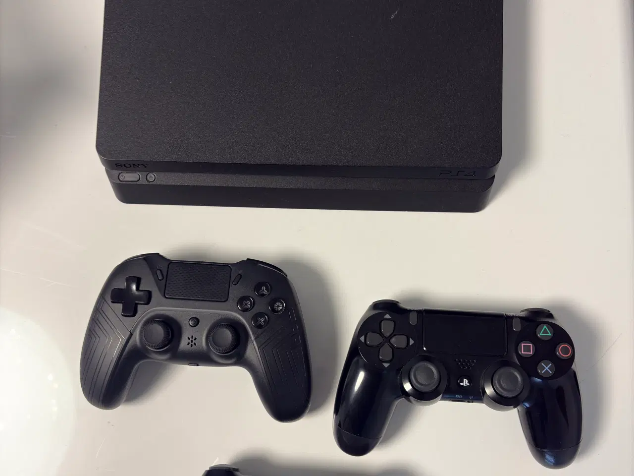Billede 1 - Playstation 4 Slim med 3 controllere 