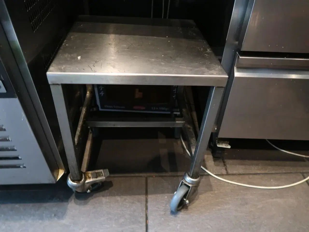 Billede 4 - Væghængt stålvask med armatur