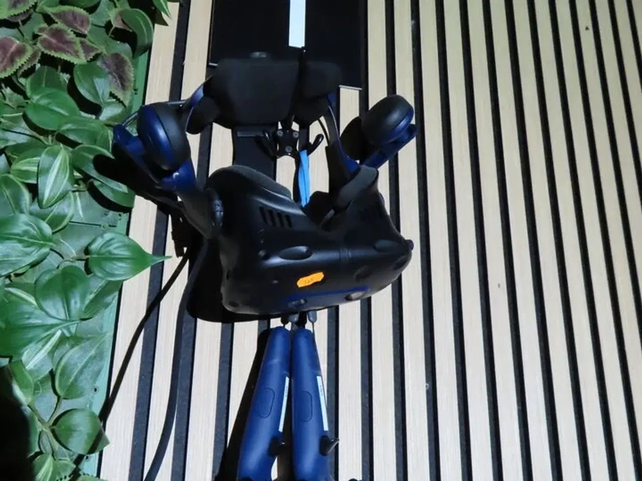 Billede 1 - VR sæt, 43"  monitor, VR Headset, HTC VIVE PRO EYE HMD, 2 stk. HTC Controller
