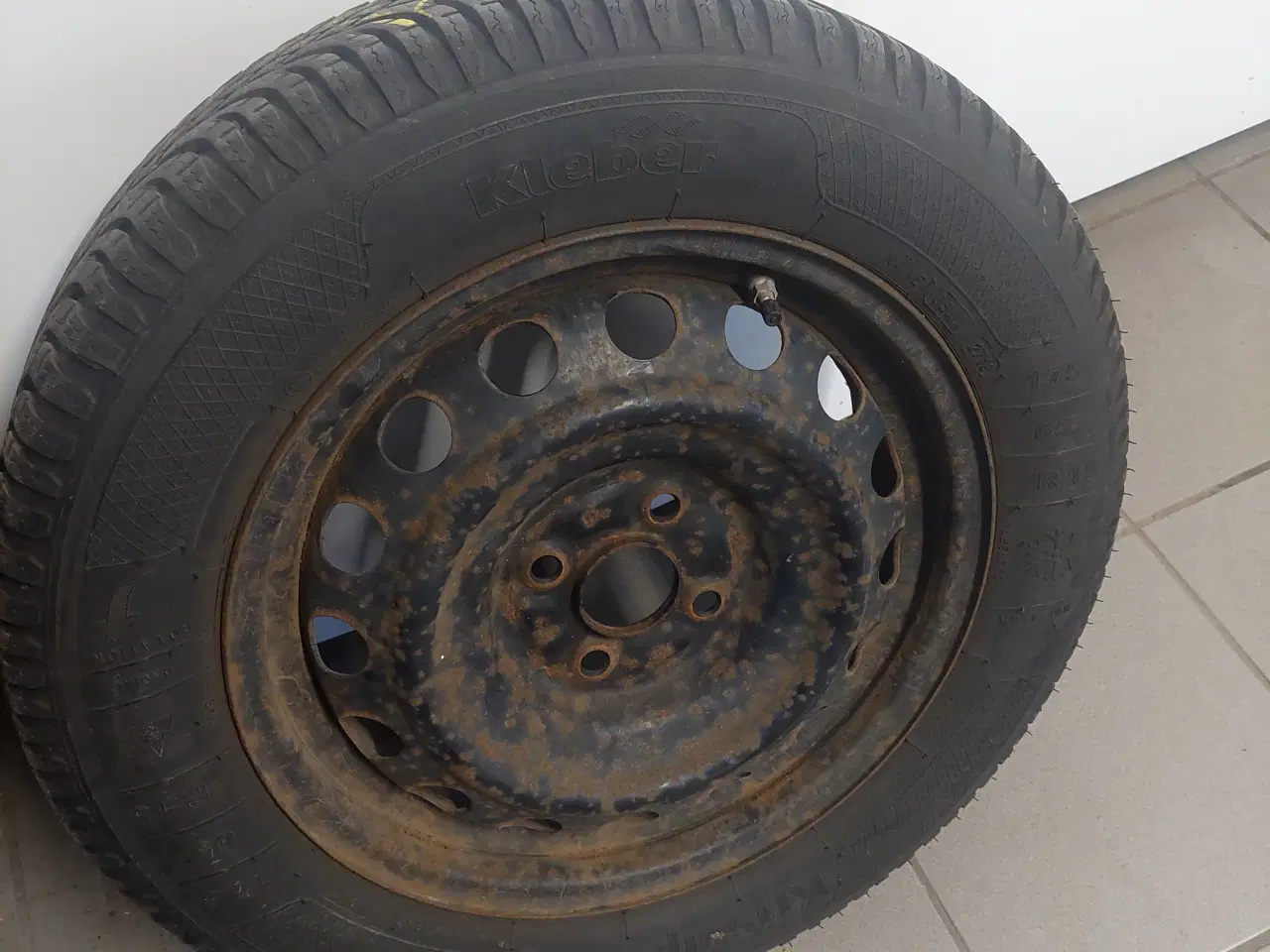 Billede 1 - Komplet vinterdæk på fælge med dæktryk ventiler 