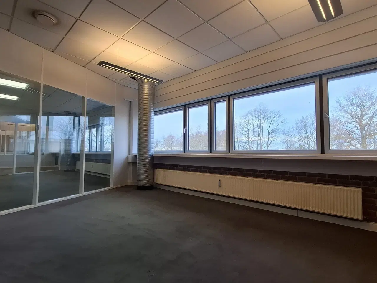 Billede 34 - Suveræn Beliggenhed – Showroom. Klinik, Butik, Gaming, Kontor mm. – Stort åbent areal i midten og mindre cellekontorer i glas.