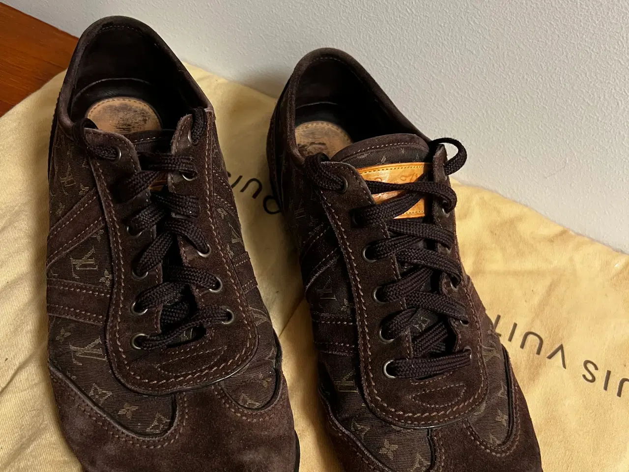 Billede 3 - Udgået LV sneakers inkl nye snørebånd str 43