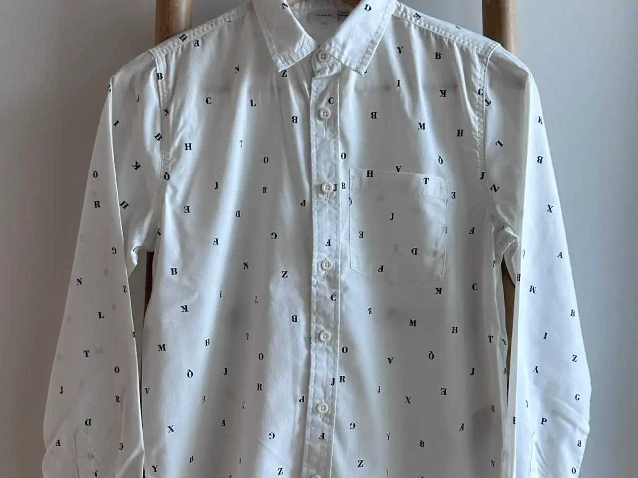 Billede 2 - Name it skjorte med bogstaver, str. 146-152