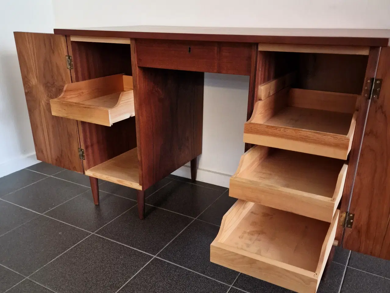 Billede 5 - Flot stilrent skrivebord. 