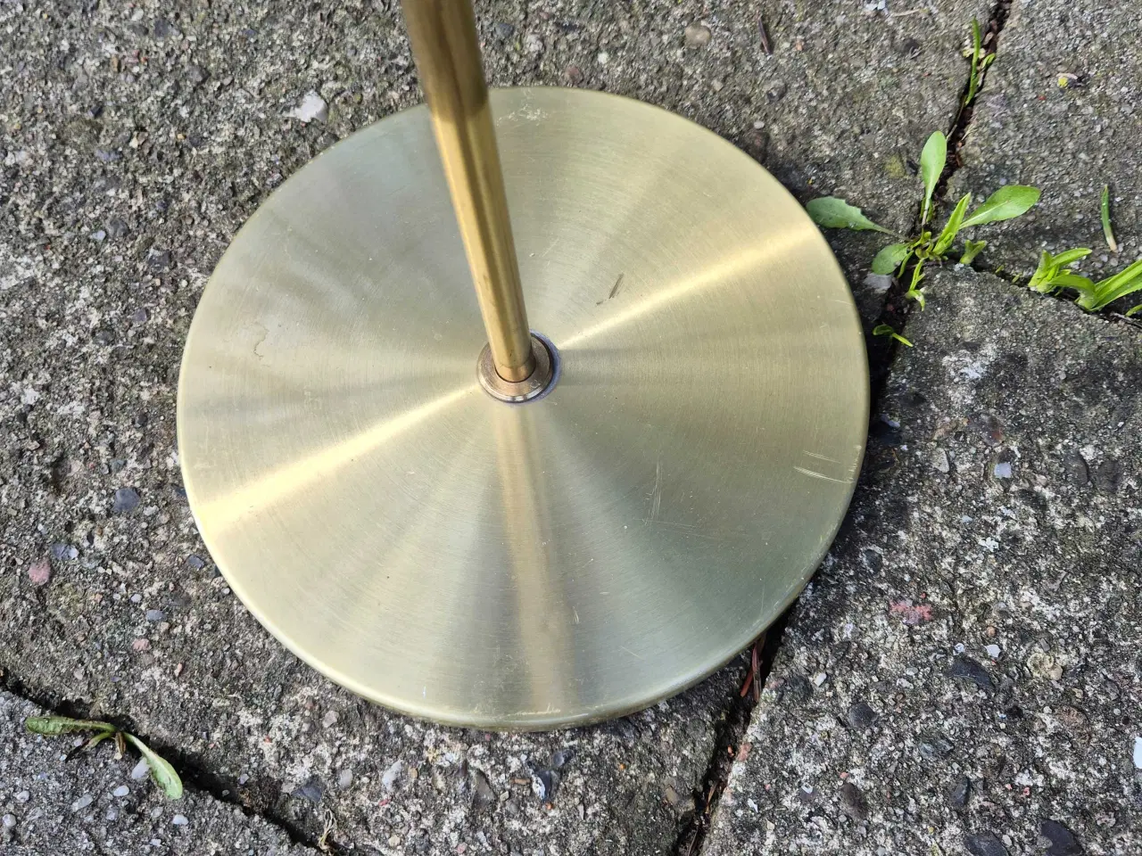 Billede 17 - Elegant og praktisk gulvlampe i messing