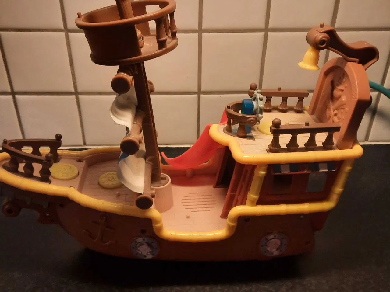 Billede 2 - Stort sørøverskib med hjul