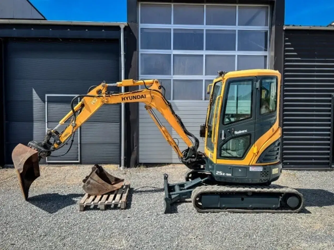 Billede 4 - Hyundai R25z-9ak - 2.700 kg. minigraver / 2 skovle & centralsmøring