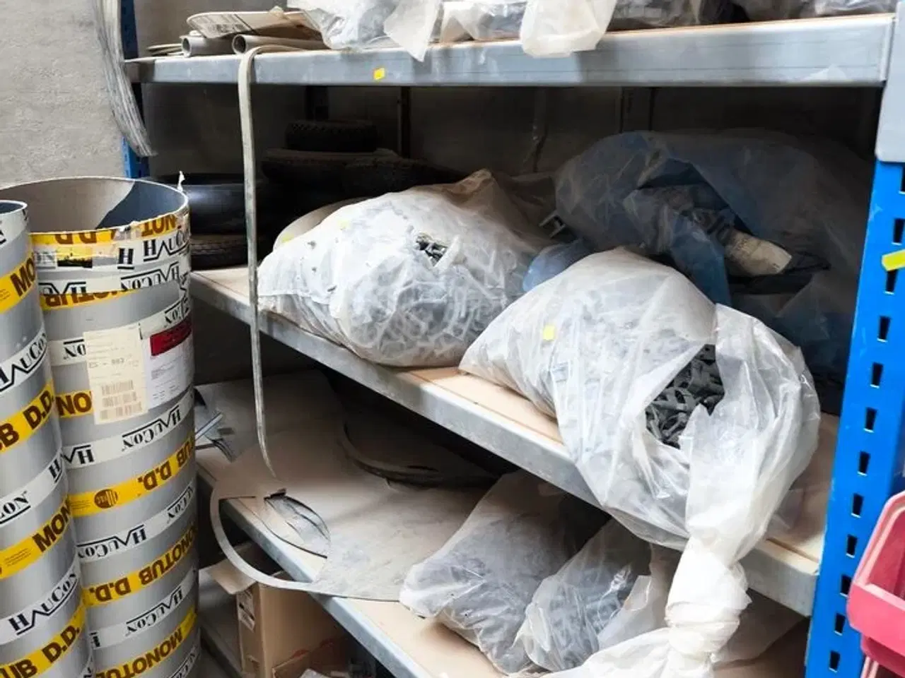 Billede 14 - Indhold på reoler