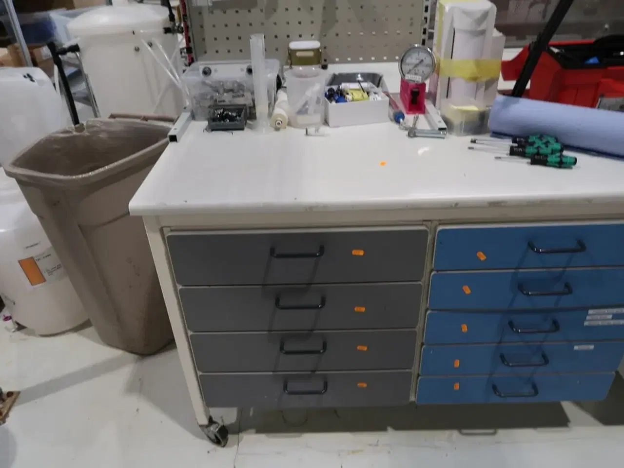 Billede 2 - Arbejdsbord med værktøjstavle uden indhold