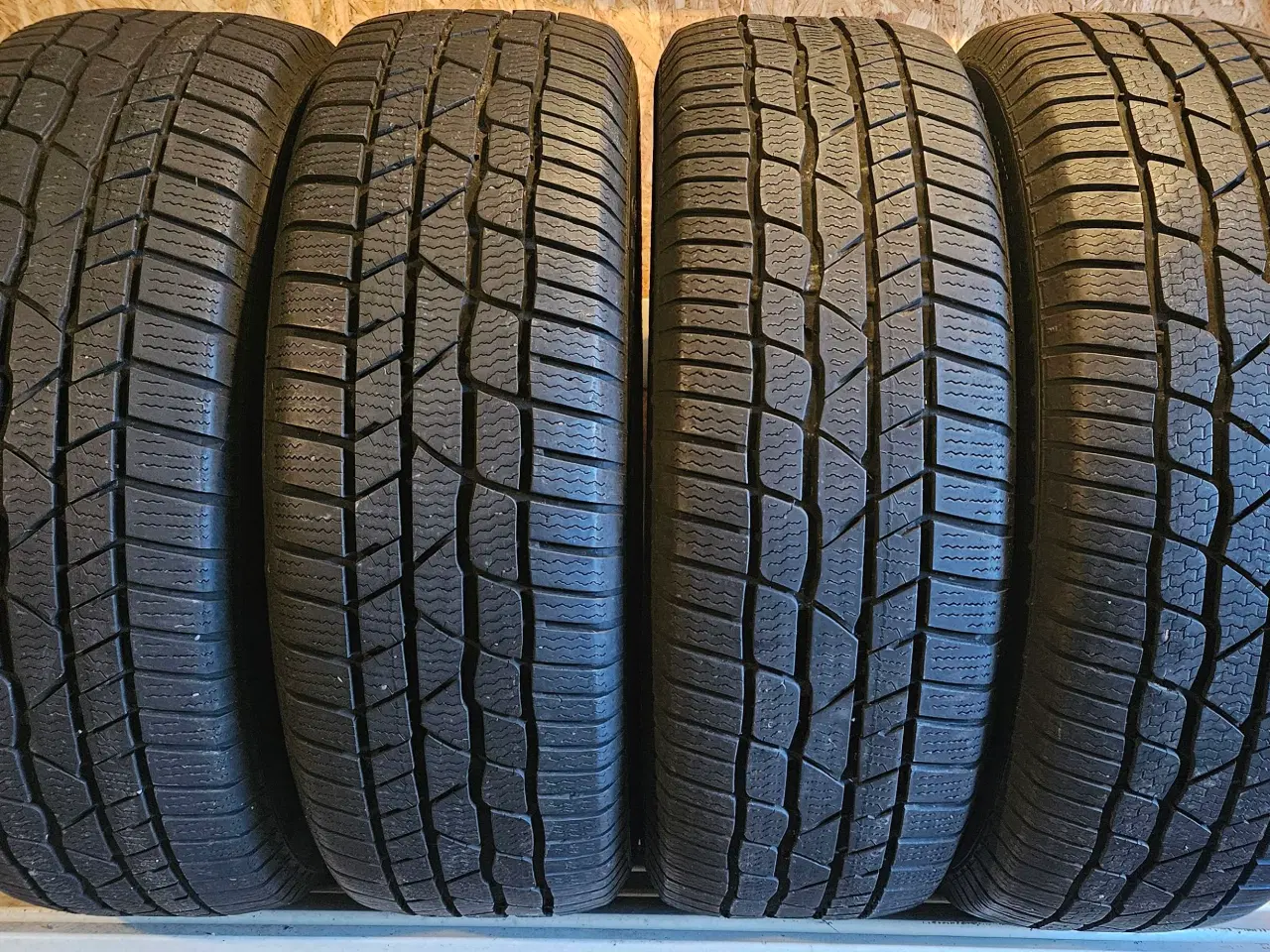 Billede 2 - 215/60/17 Continental vinterdæk.