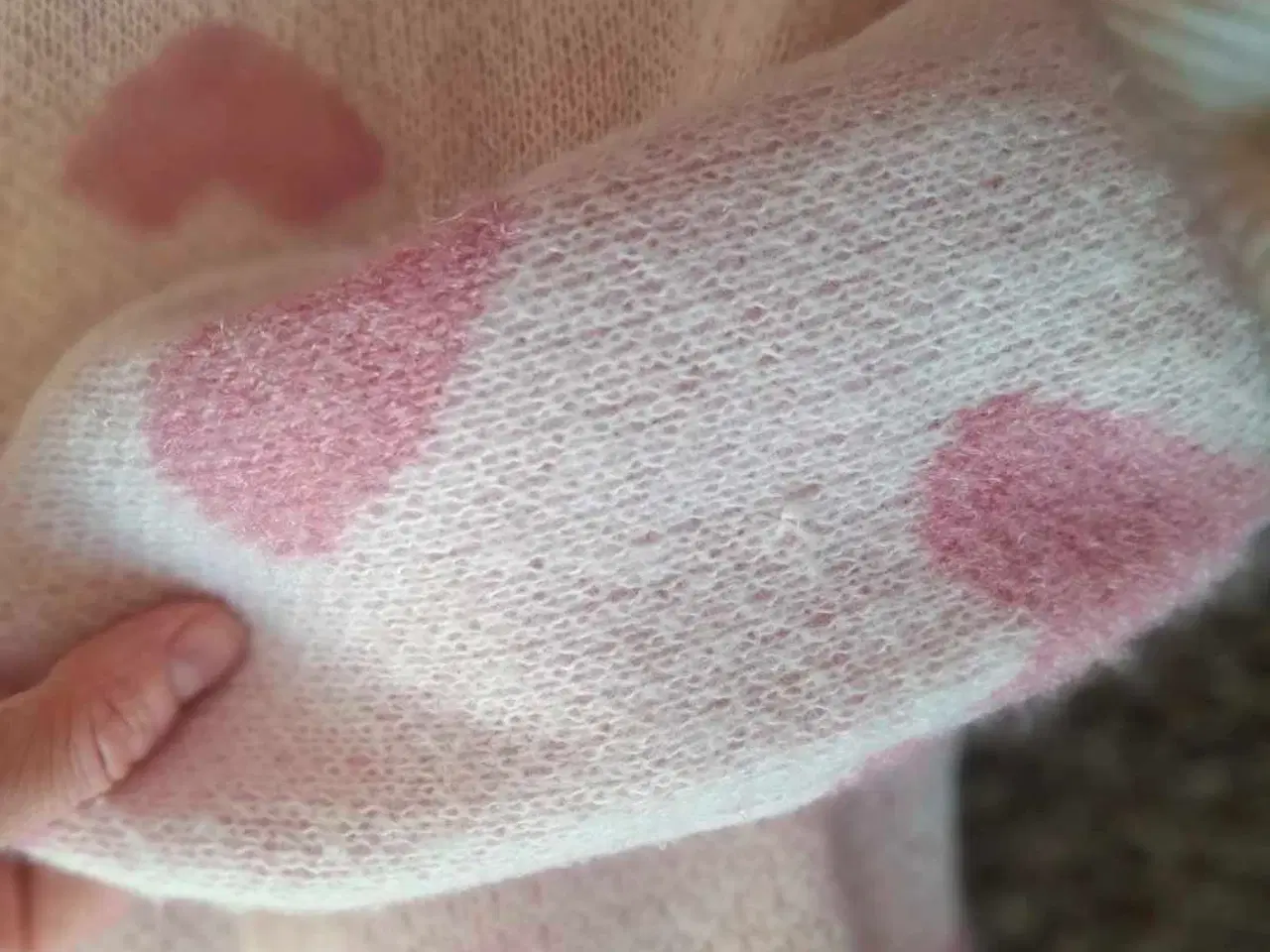 Billede 4 - Hvid sweater med lyserøde hjerter str.L