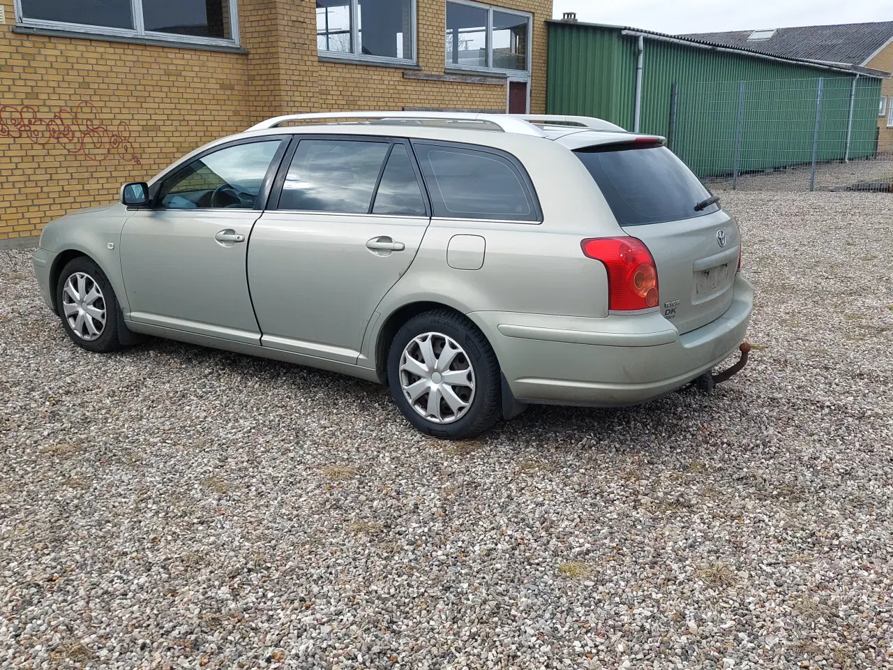 Billede 2 - NYSYNET TOYOTA AVENSIS 1,8 STW MED TRÆK