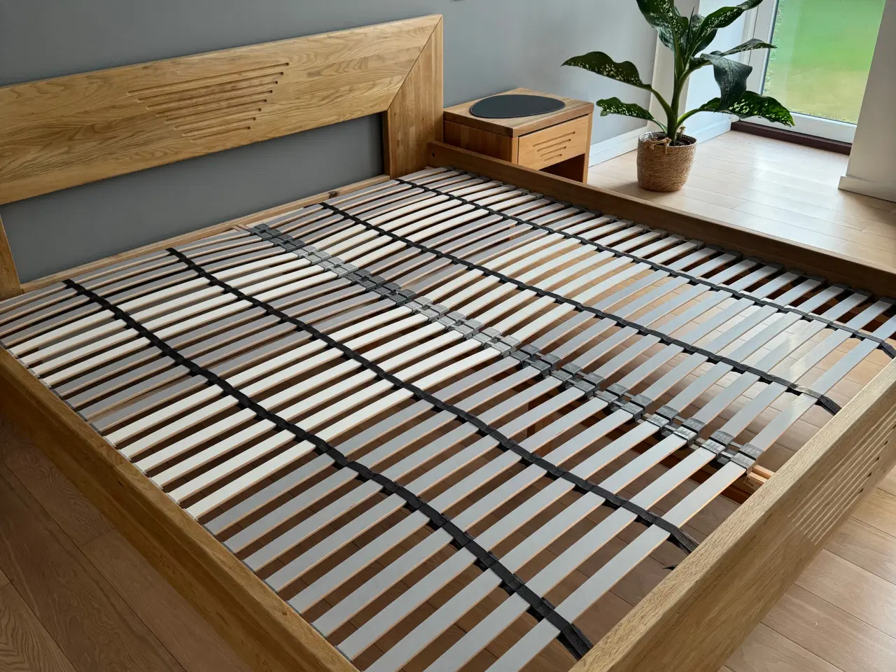 Billede 1 - Dobbeltseng og sengebord sæt i eksklusivt design
