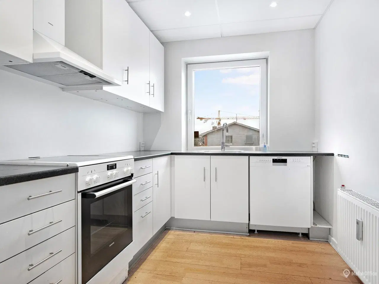 Billede 10 - Erhvervslokaler udlejes i meget synlig hjørne ejendom.