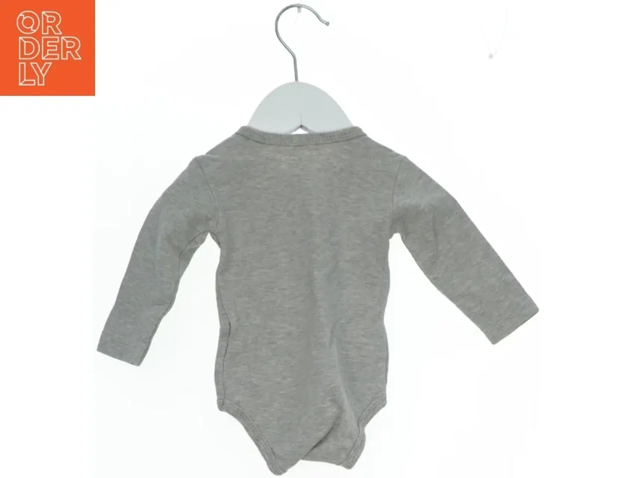 Billede 2 - Grå bodystocking til baby med lange ærmer fra Fixoni (str. 62)