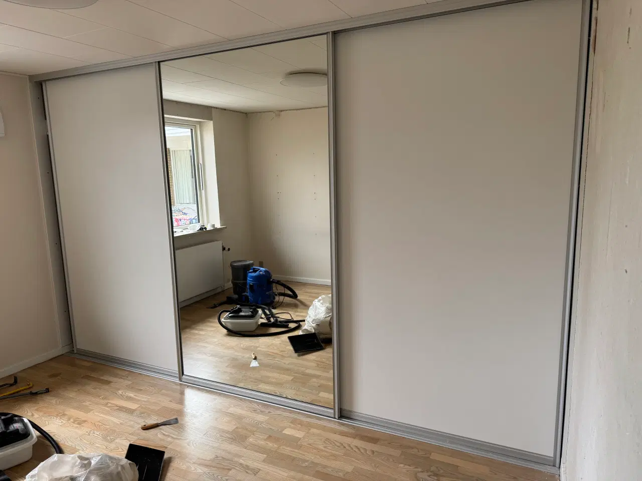 Billede 1 - KVIK indbygget garderobe med skydedør
