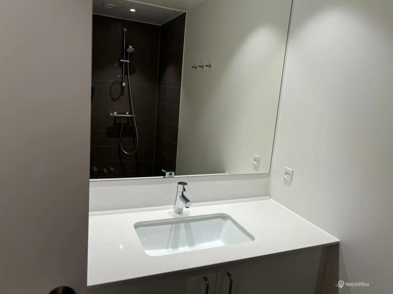 Billede 6 - Lyst kontorlokale med eget køkken og bad – tæt på metro