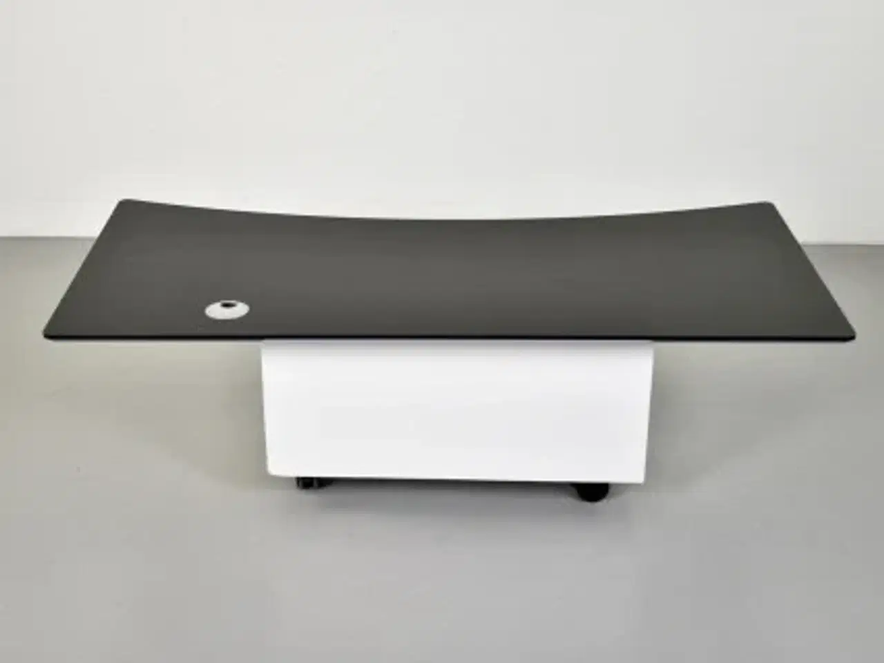Billede 5 - Cube design bordplade i sort linoleum m. sort faset kant og mavebue, 160x80 cm.