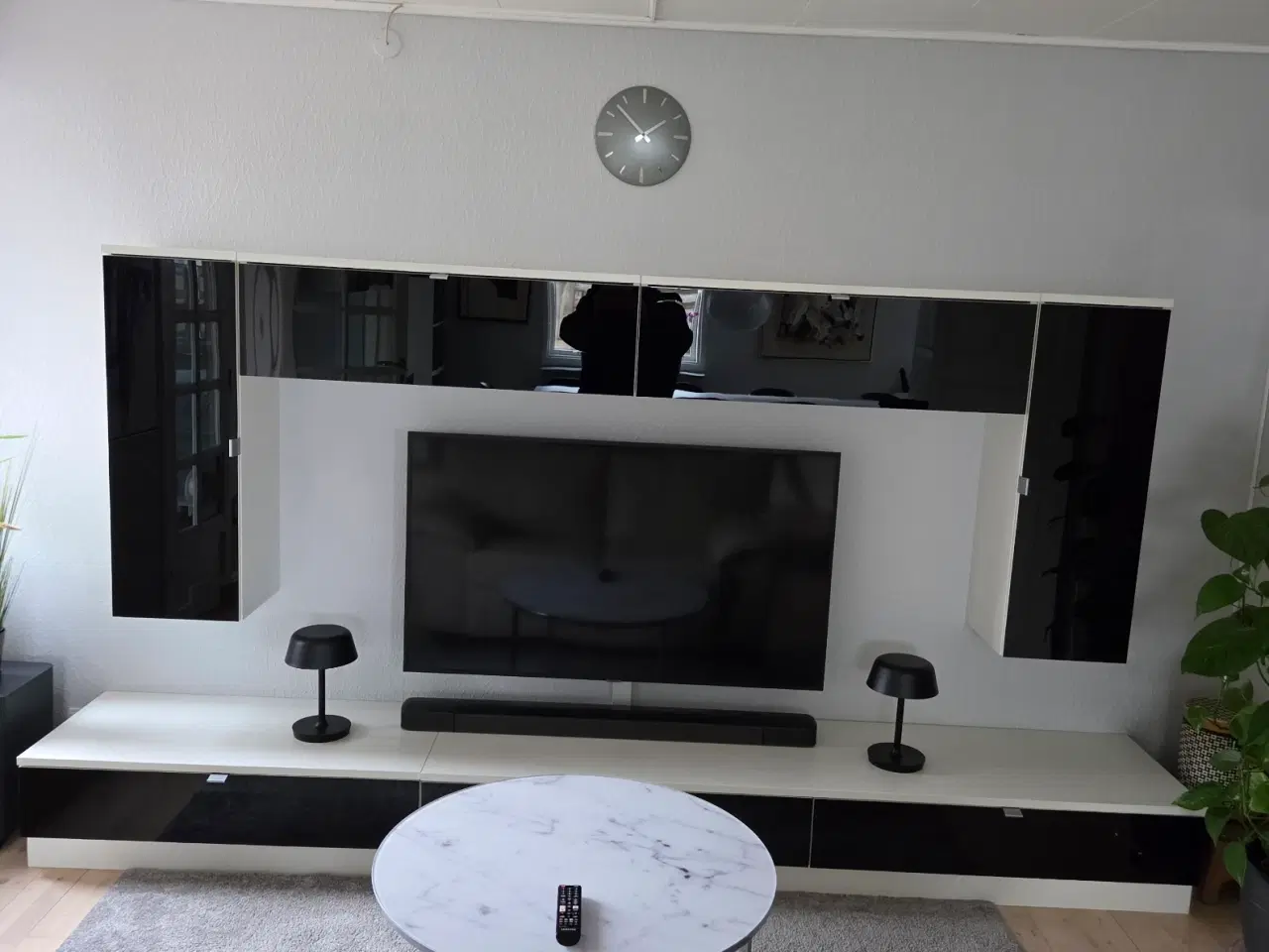 Billede 1 - Reolsystem ved fjernsyn