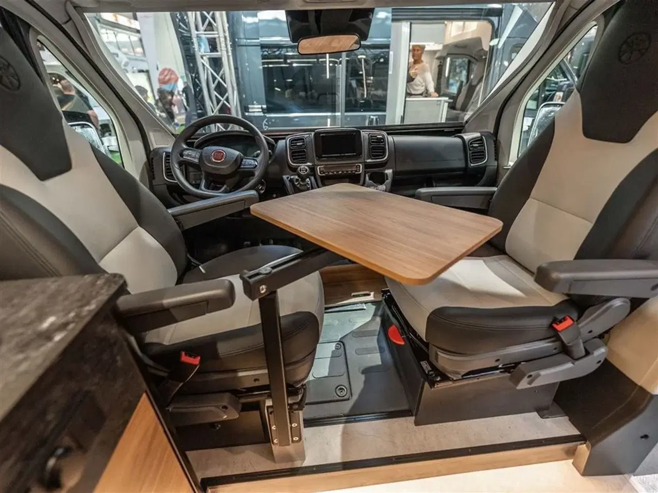 Billede 5 - 2026 - FURGOK   LUKSUS VAN MED LOUNGE OG MEGET PLADS