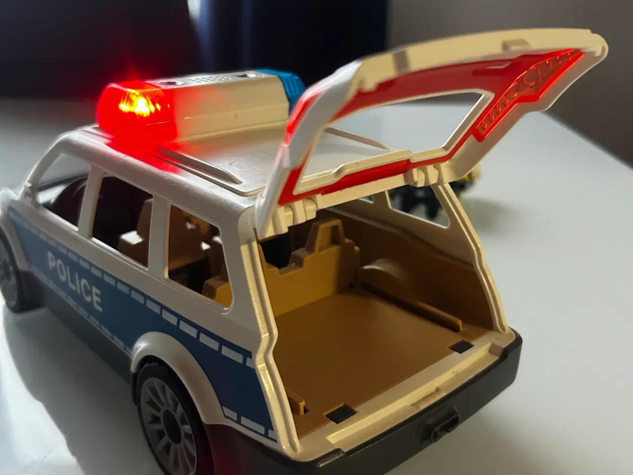 Billede 3 - Playmobil politibil med figurer