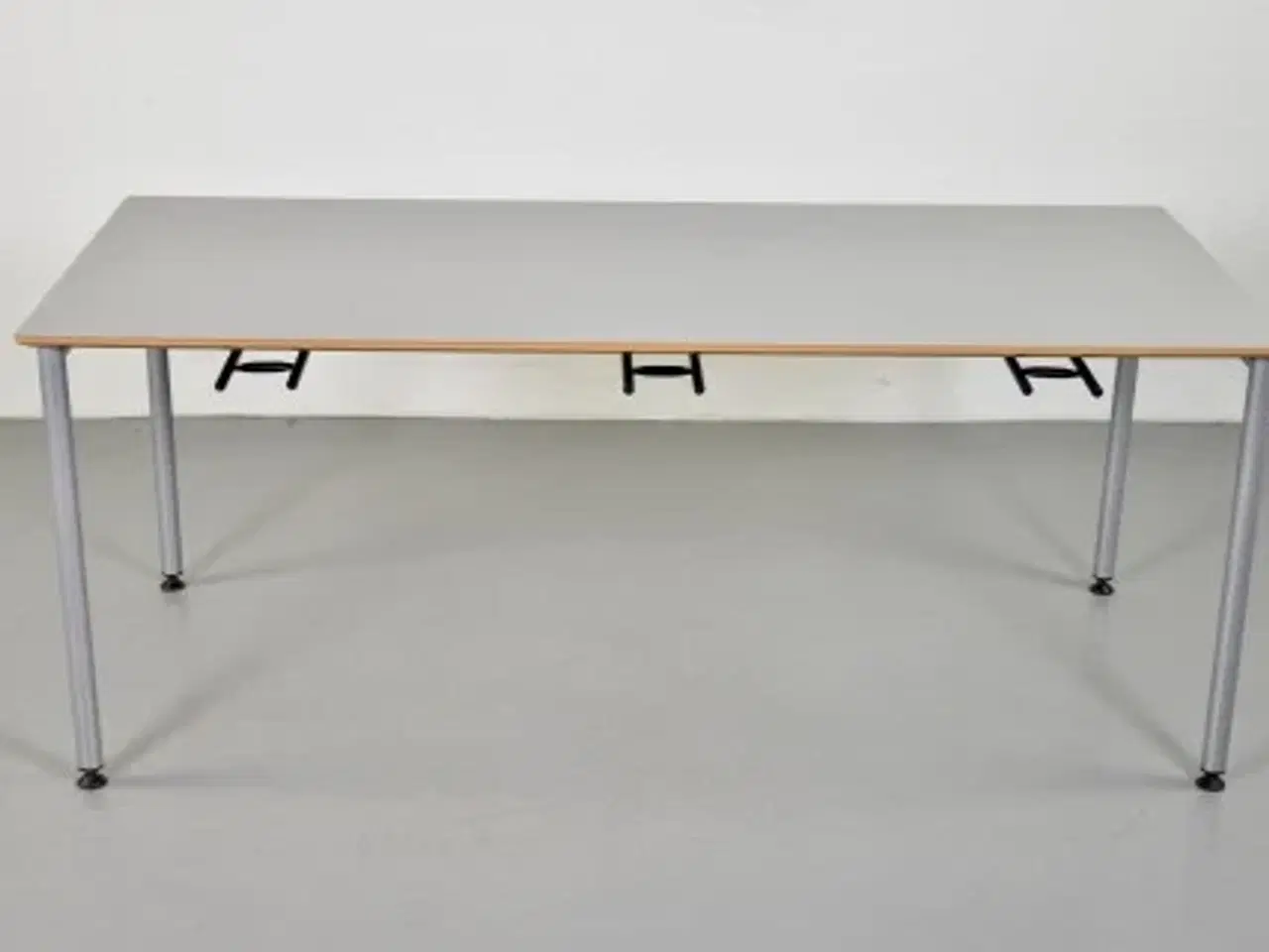 Billede 1 - Randers radius kantinebord med grå plade og alufarvet stel
