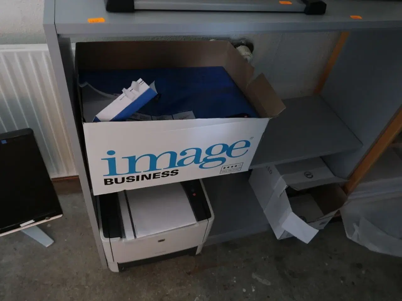 Billede 6 - Computerskærm, printere, skæremaskine, reoler, kontorartikler m.m.