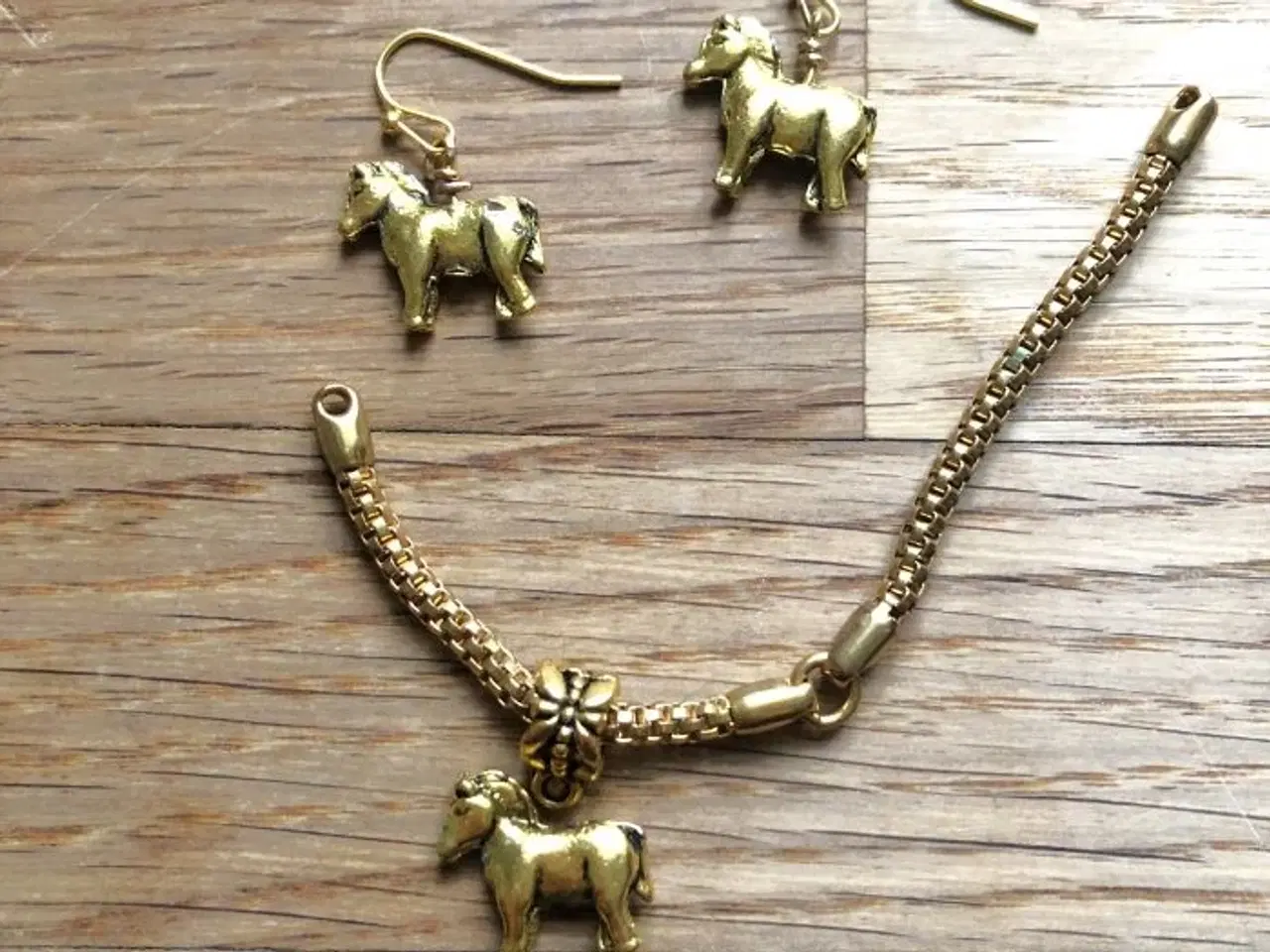 Billede 4 - Vedhæng med gylden hest