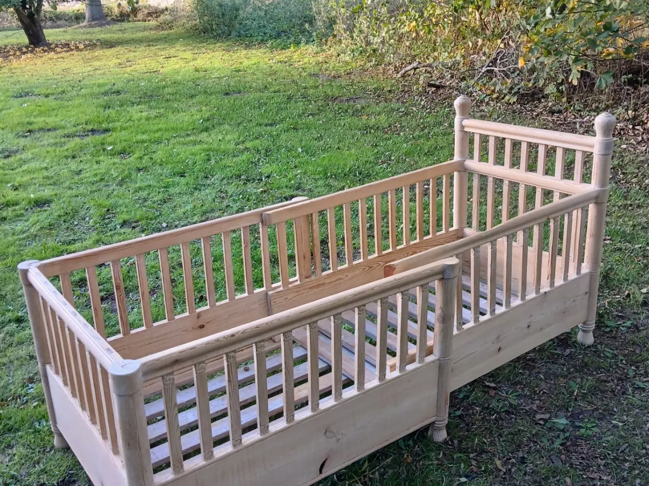 Billede 1 - Antik udtræks børneseng fra omkring år 1900