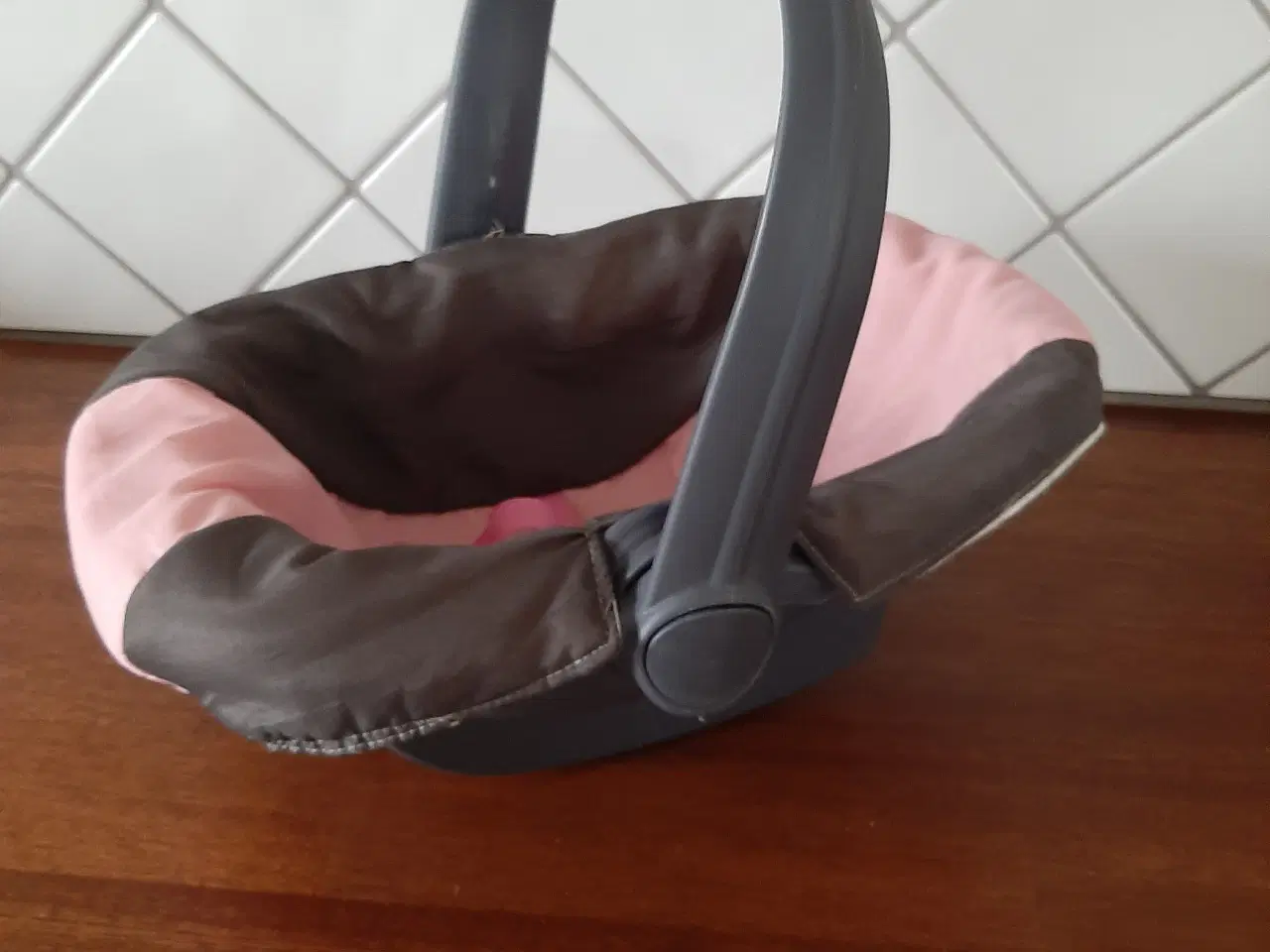 Billede 2 - 2 dukker , en stol og flere sæt tøj.