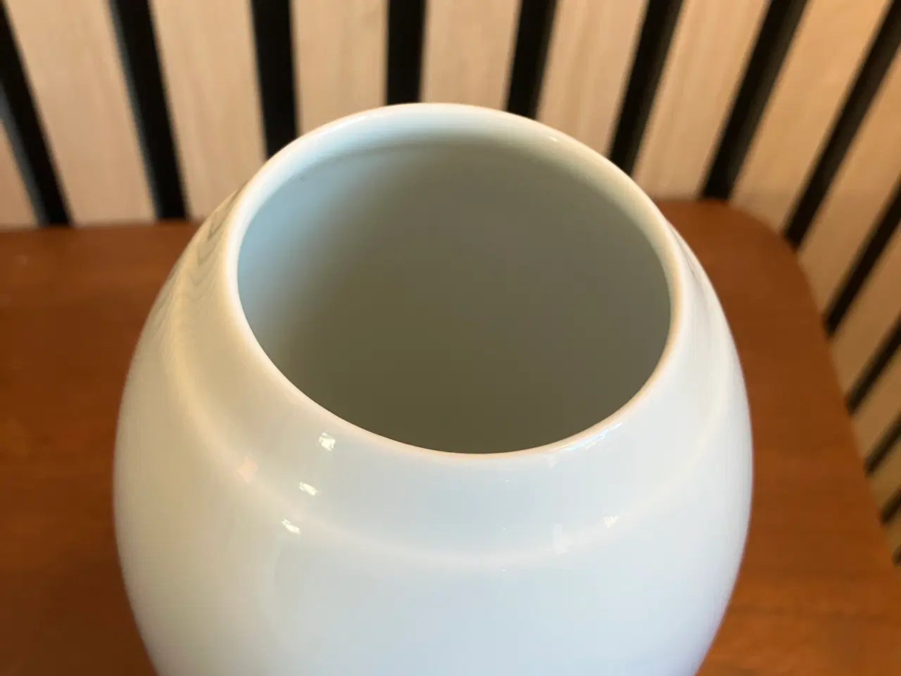 Billede 4 - Fin Bing & Grøndahl porcelænsvase med liljekonval