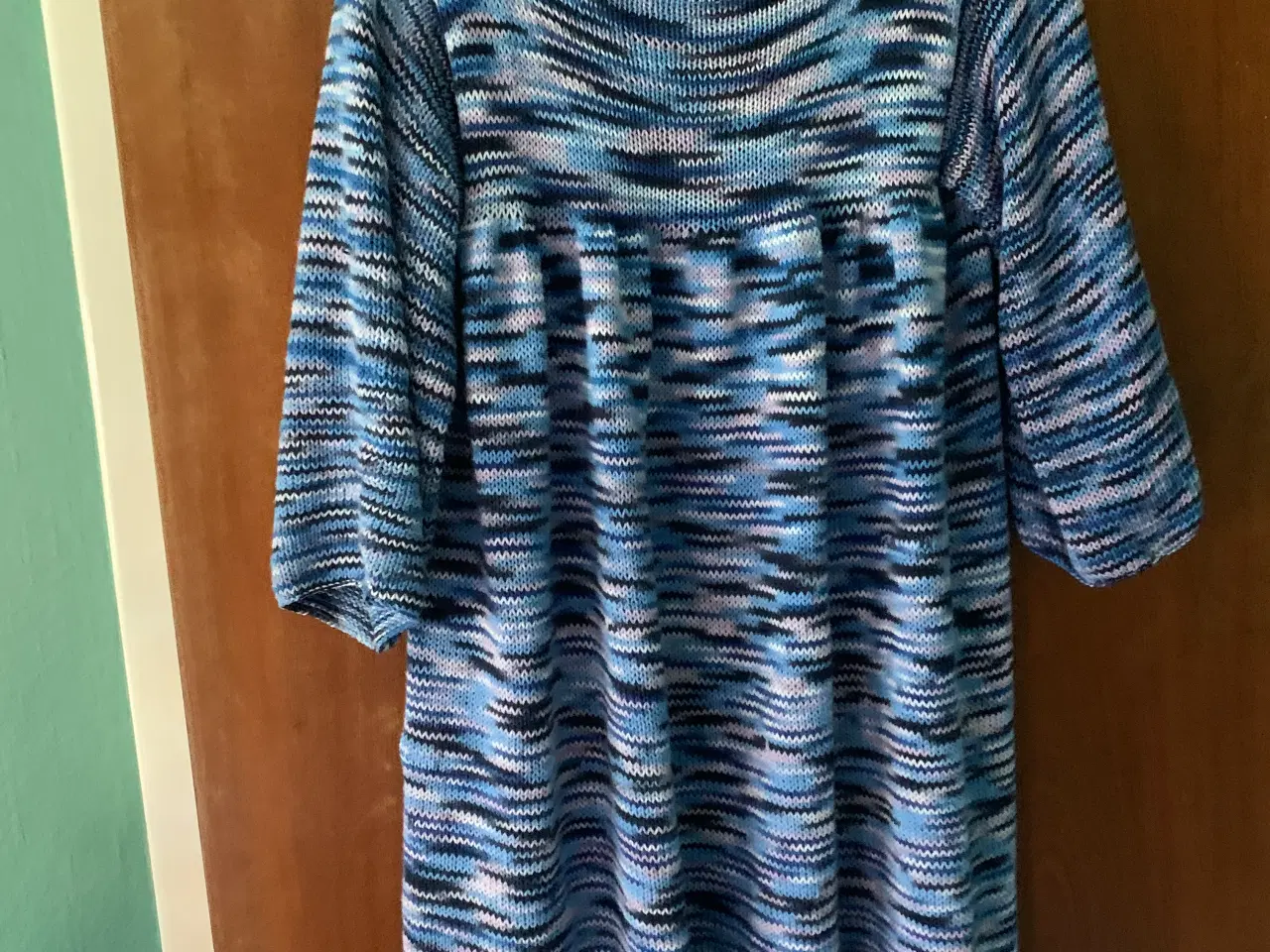 Billede 1 - Hjemmestrikket bomuldskjole A-model i pastelfarver