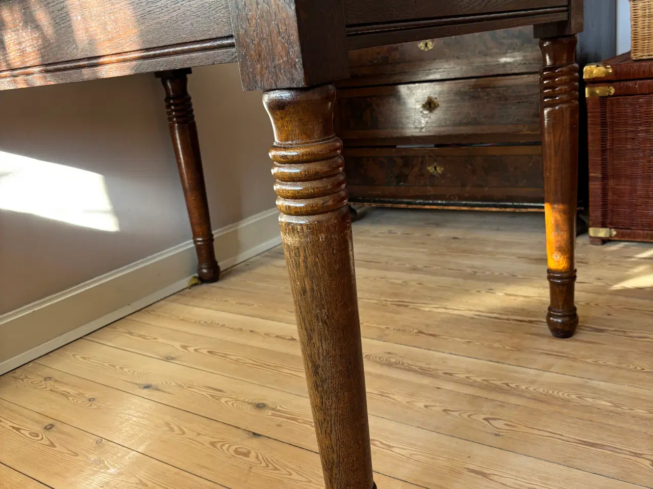 Billede 5 - Spisebord i mørkbejdset eg med 2 tillægsplader