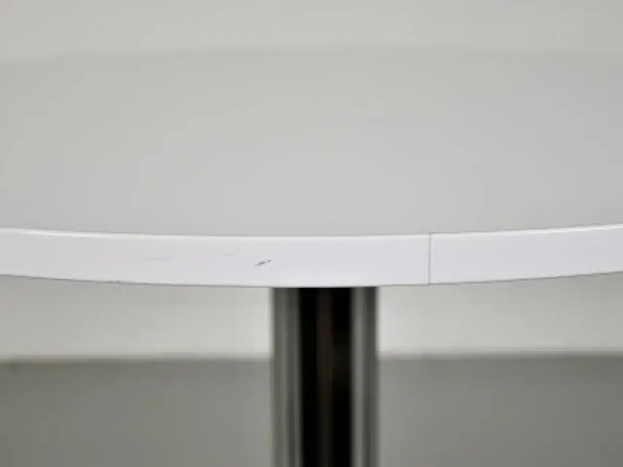 Billede 4 - Rundt cafébord med hvid plade, ø 90 cm.