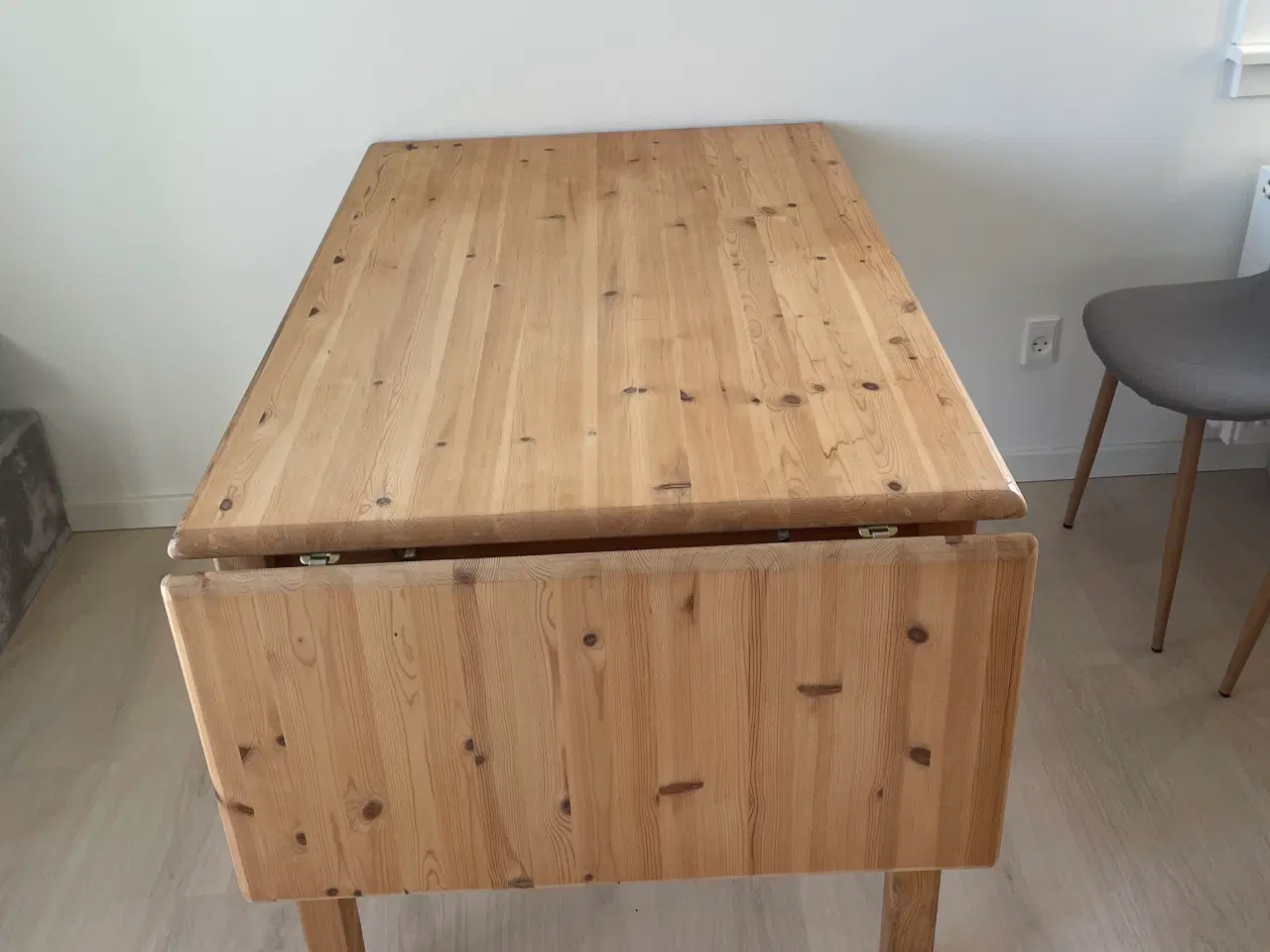 Billede 3 - Spisebord + 4 stole