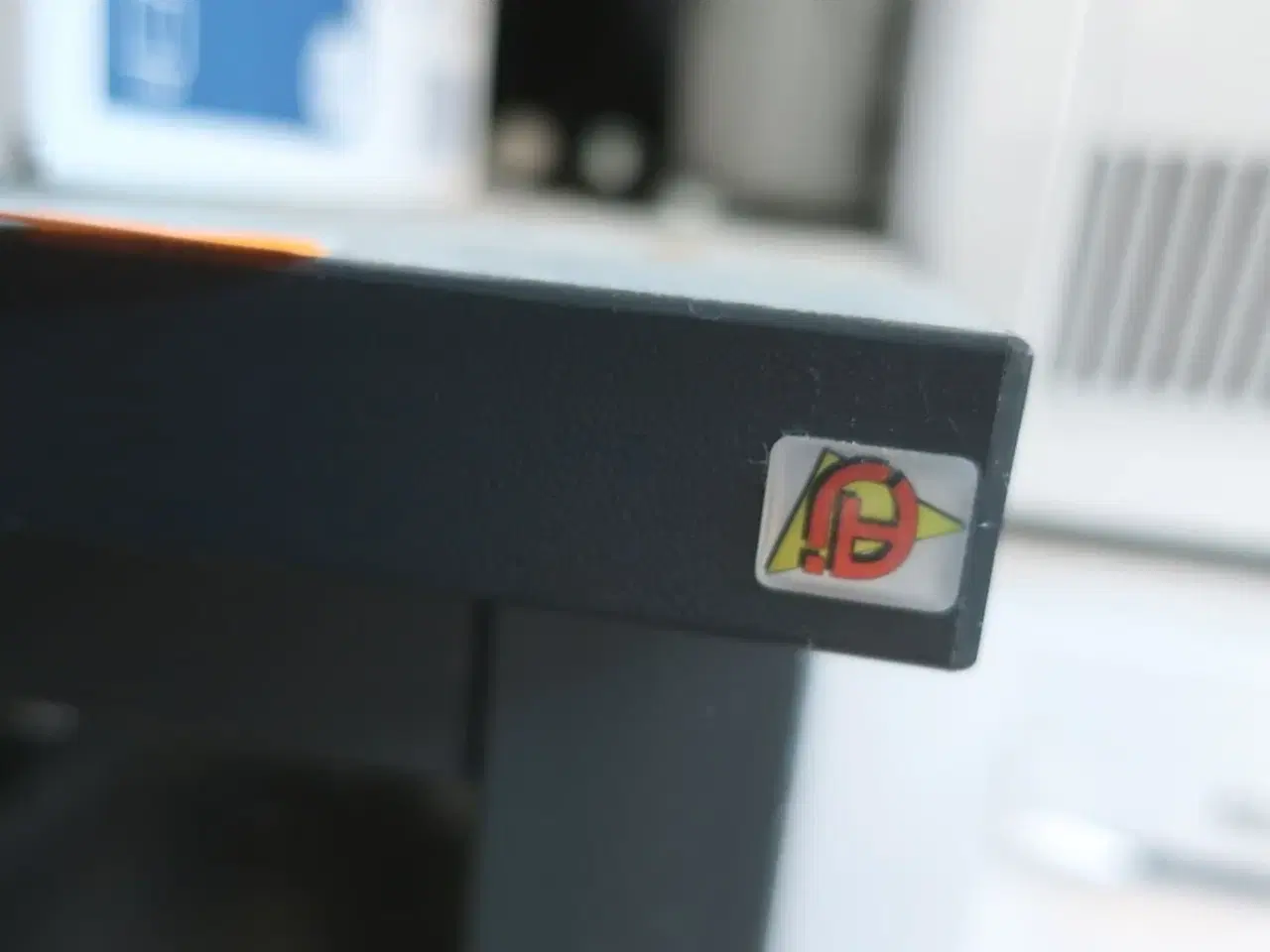 Billede 7 - Arbejdsbord, rengøringsvogn, airhockey alt med indhold