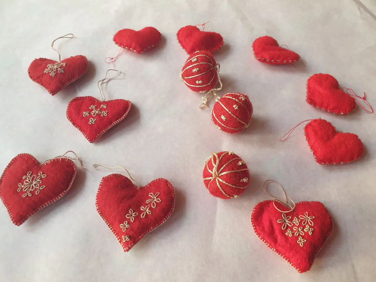 Billede 7 - Røde hjerter og kugler. Antikt pynt.