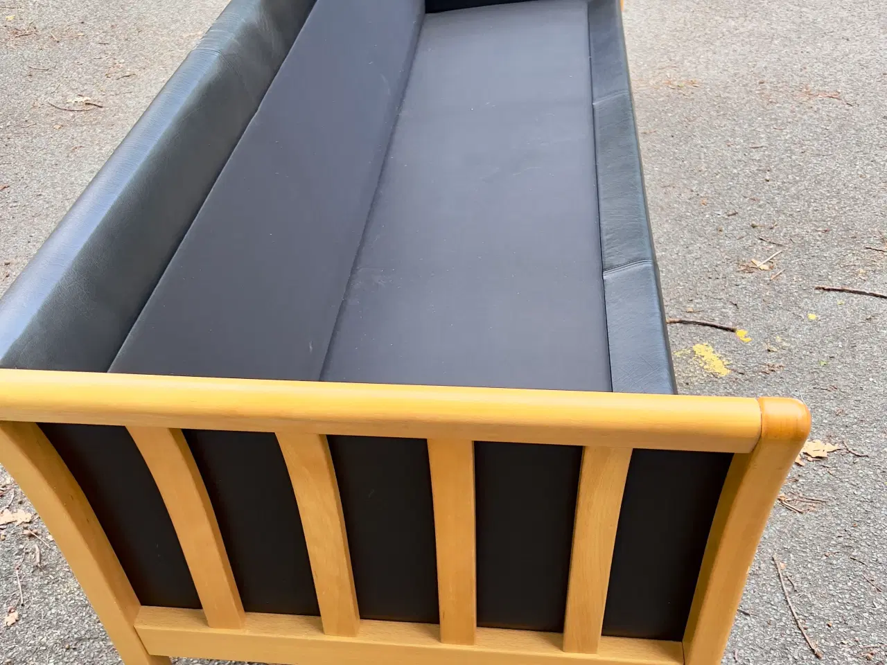 Billede 4 - Elegant 3-personers sofa i læderlook