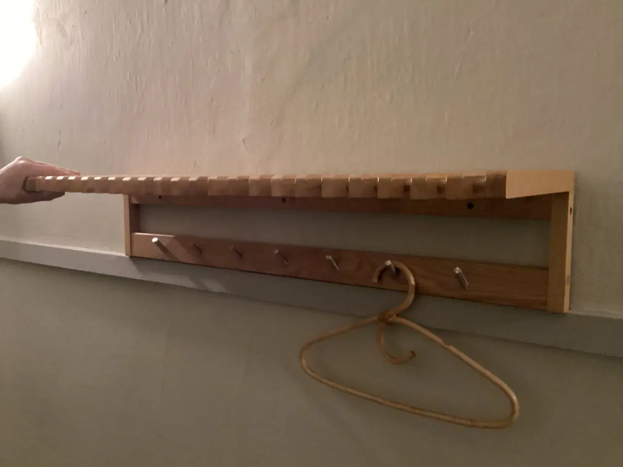 Billede 1 - Carvé Hattehylde med metal knager