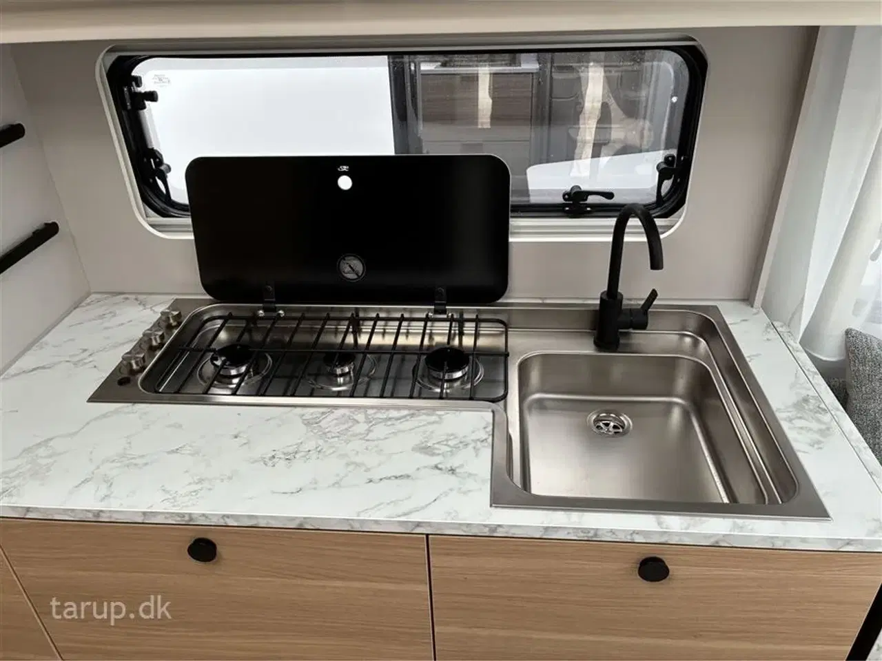 Billede 14 - 2026 - Adria Adora 522 UP   Dobbeltsengsvogn, rundsiddegruppe, el-gulv-varme, stort 142L KOMPRESSOR køleskab, TV-holder, stabilisator, Adria Smartbox, glasfibertag