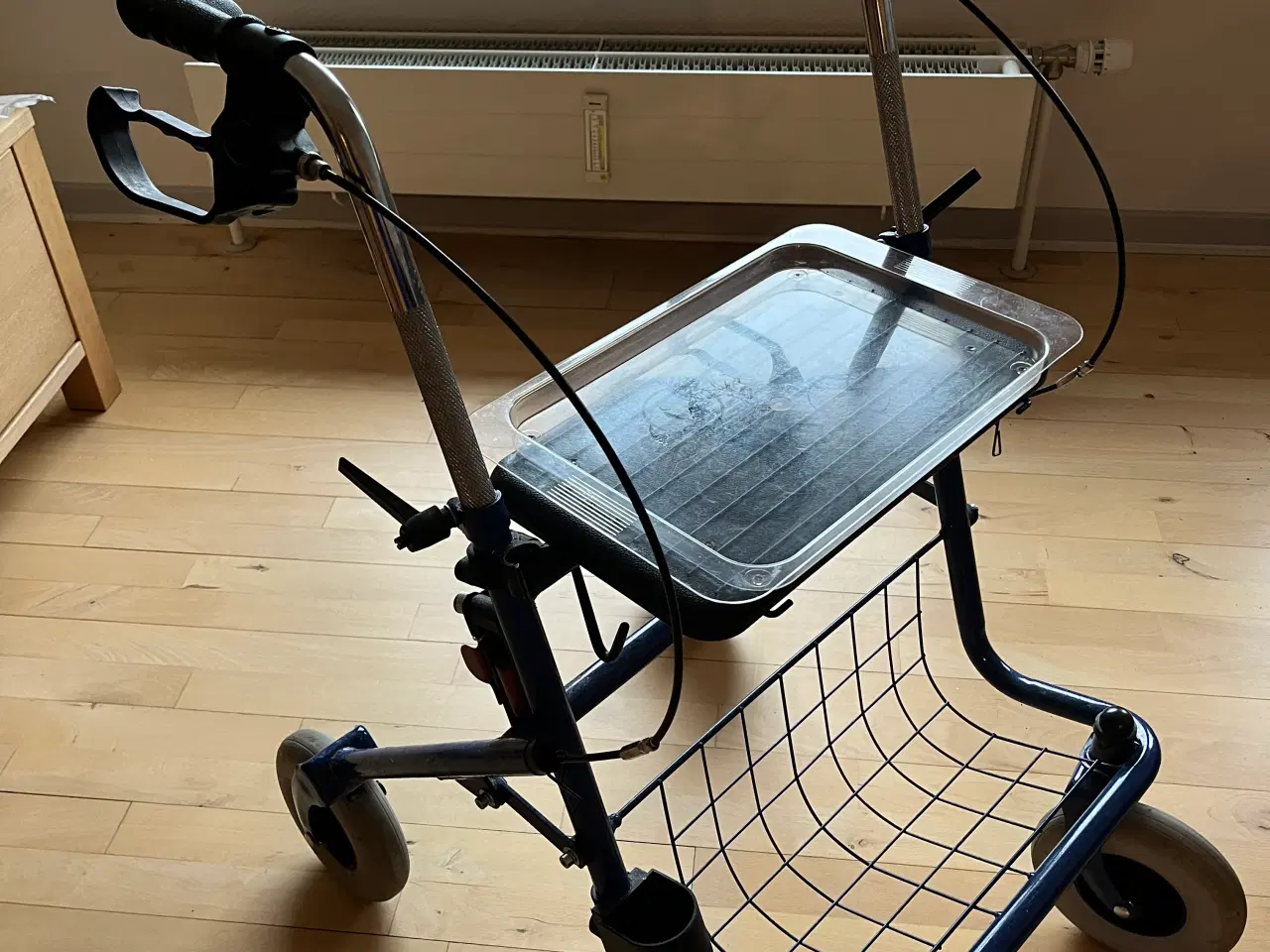 Billede 2 - Rollator med indkøbskurv og serverings bakke 