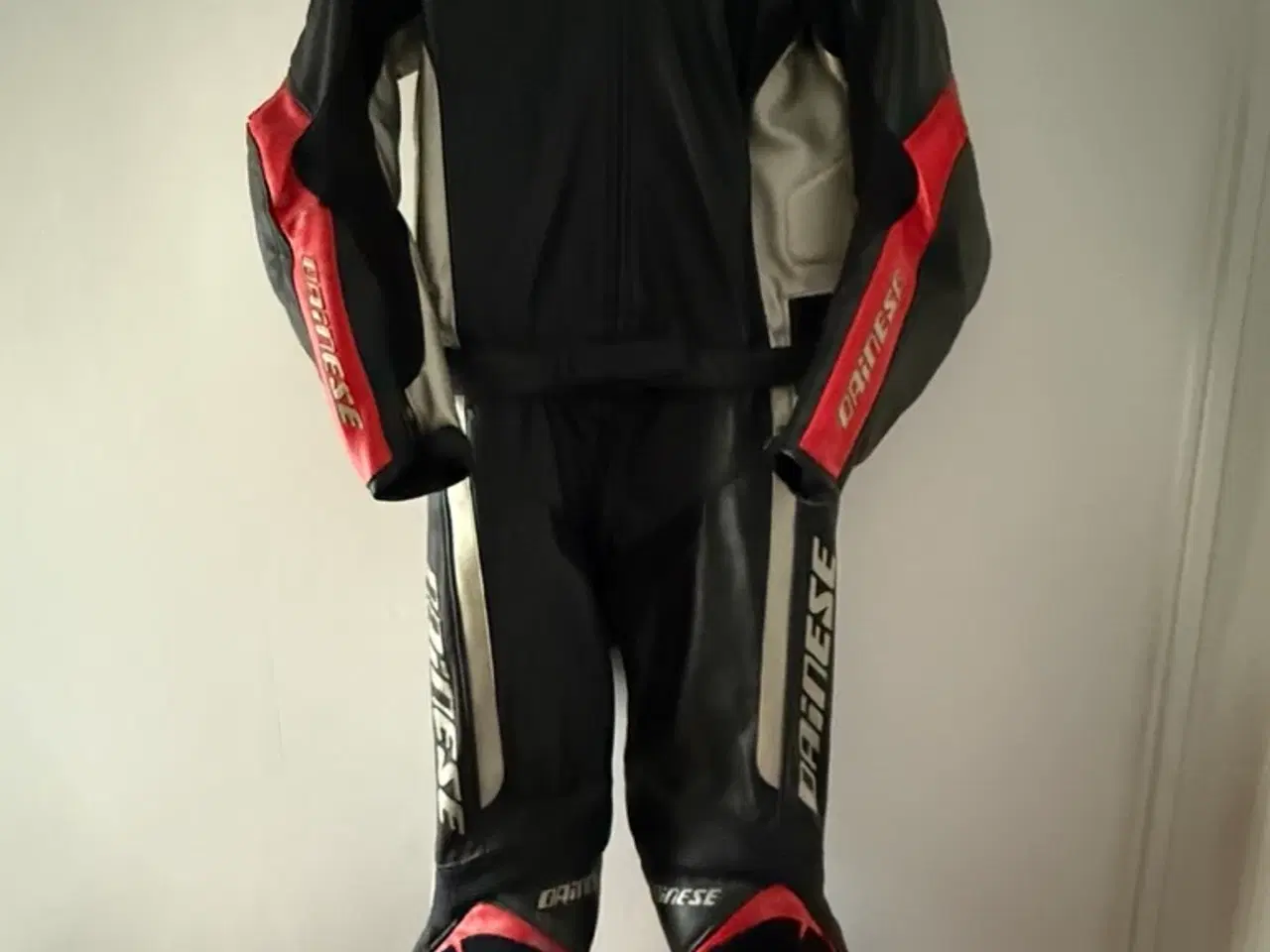 Billede 1 - Dainese 2-delt læderdragt(Herre)