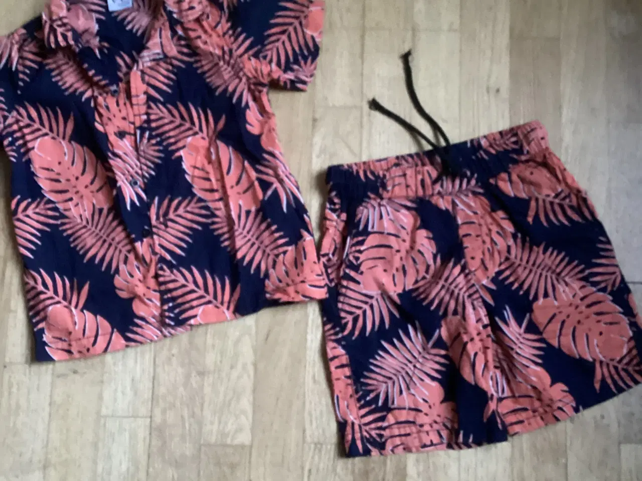 Billede 2 - Shortssæt med skjorte og shorts