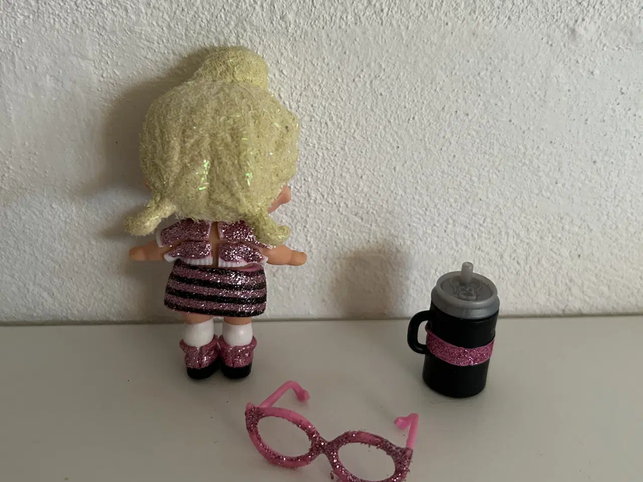 Billede 3 - L.O.L dukke med tilbehør