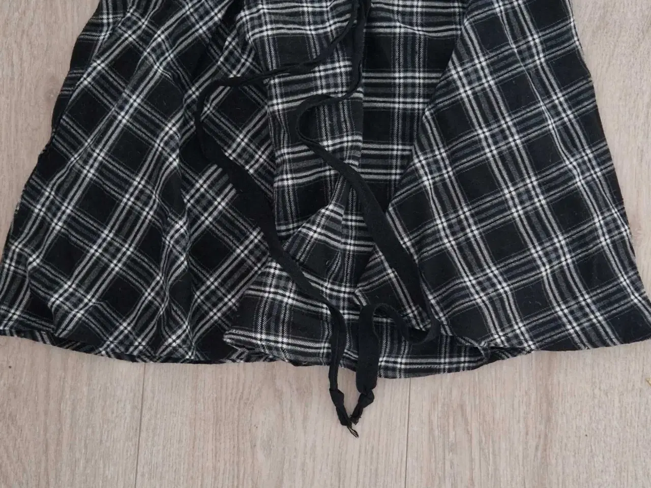 Billede 1 - Sort ternet nederdel