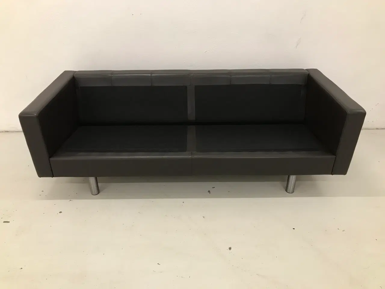 Billede 10 - 3 Pers.Sofa i sort/brun semianilin læder Ilva.