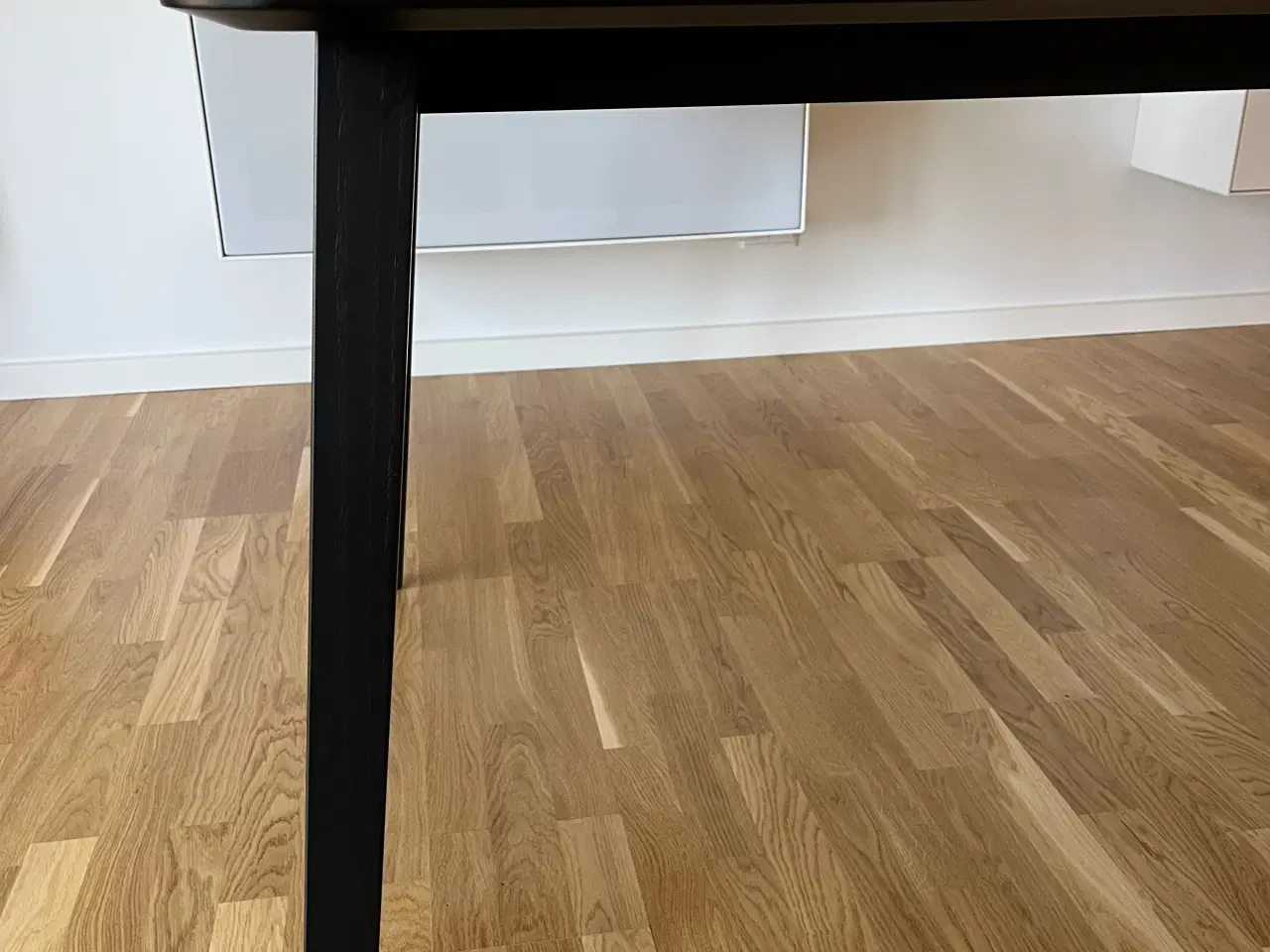 Billede 2 - Hvid højtrykslaminat spisebord med 2 tillægplader