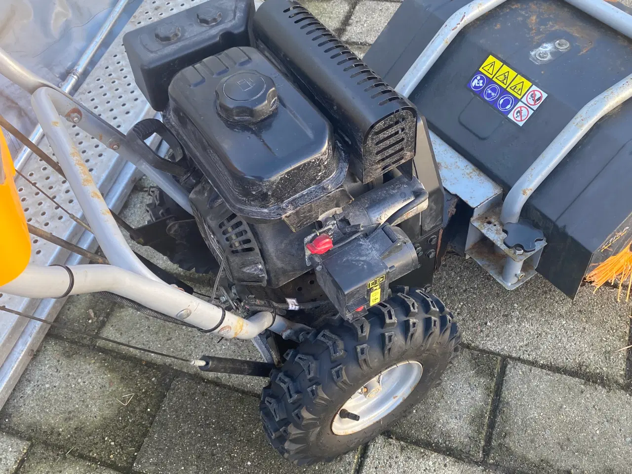 Billede 4 - stiga fejemaskine med el start