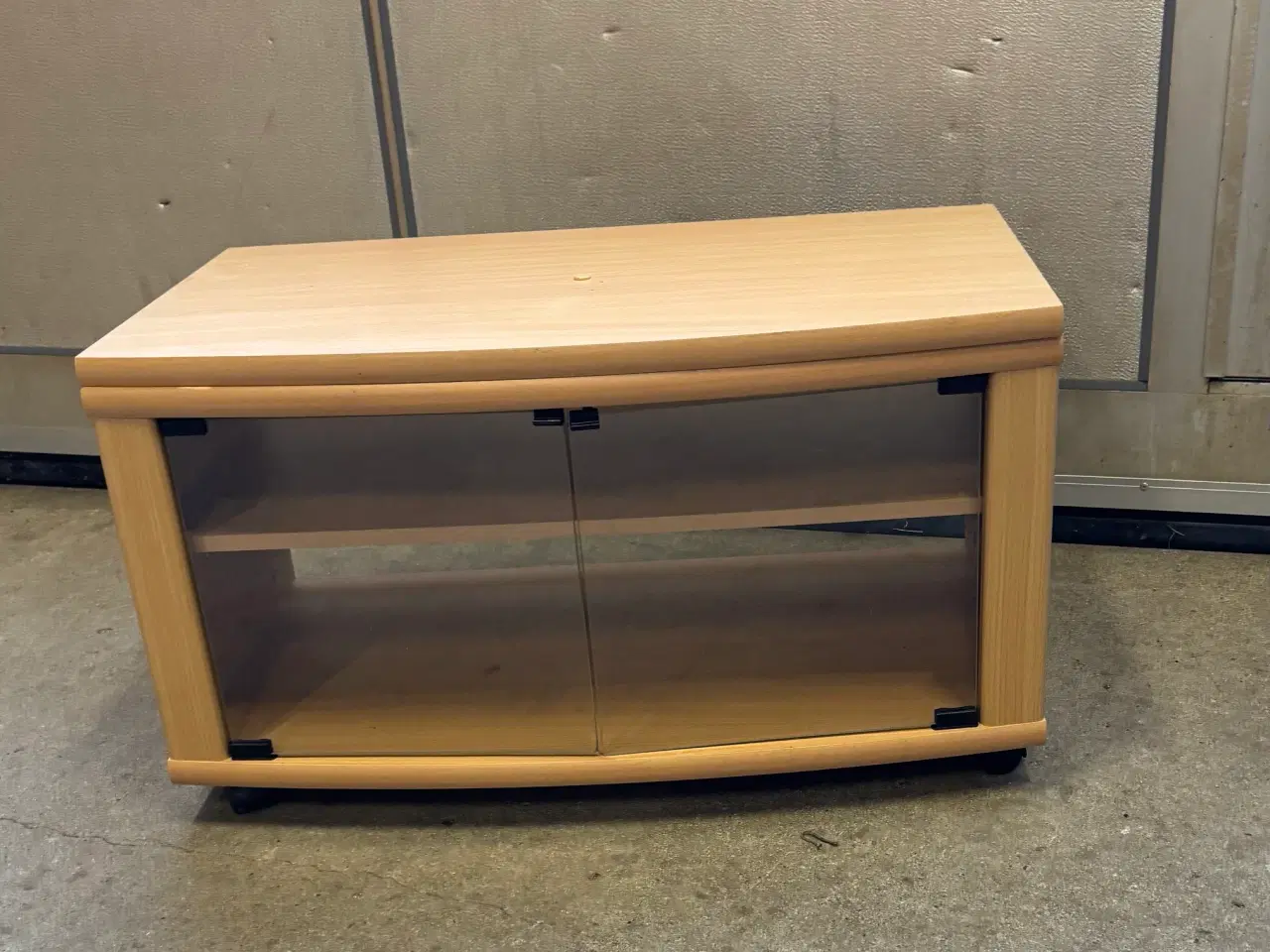 Billede 1 - TVbord med glaslåger