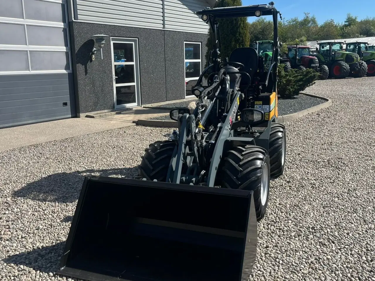Billede 4 - Giant G2200E X-tra E Elektrisk minilæsser. DEN HAR KUN KØRT DEMO OG ER SOM NY
